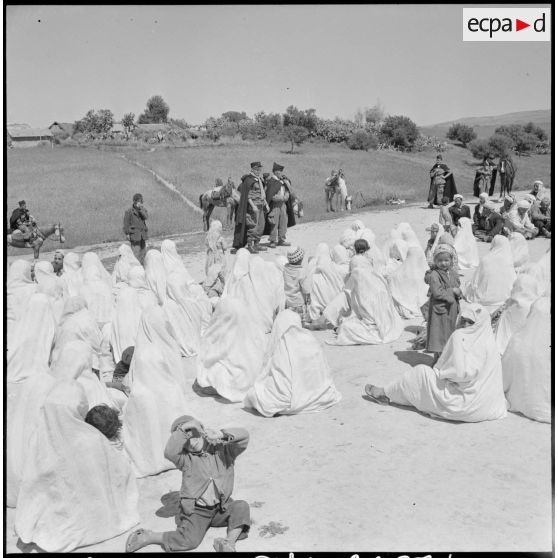 Devant les habitants et habitantes le sous-lieutenant Berthaut parle des prochaines élections.