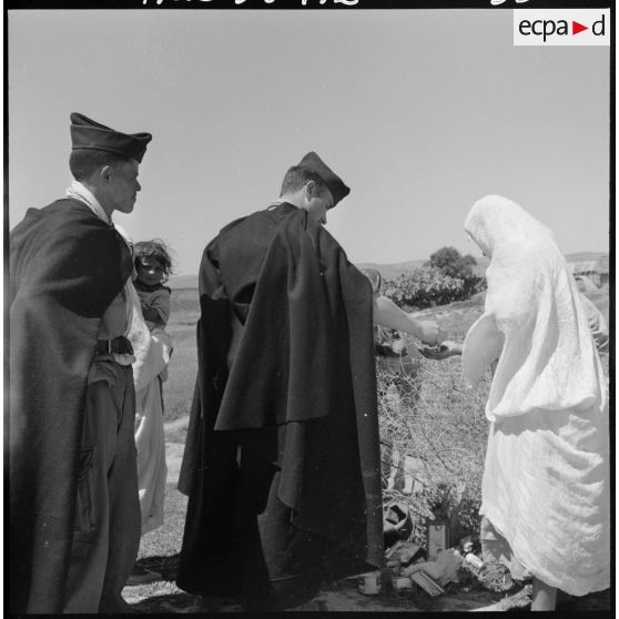 Distribution de médicaments par l'infirmier de la section.