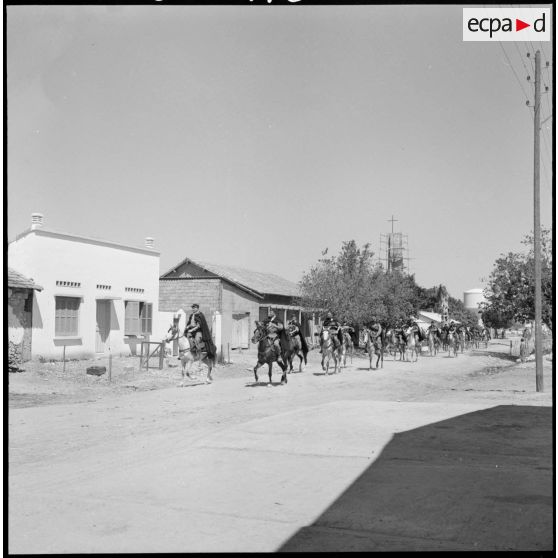 Ponteba. Au retour de la mission la section traverse de village.