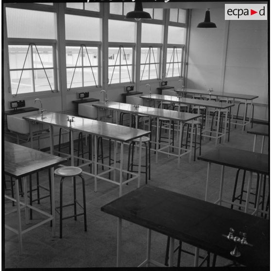 Orléansville. Collège. Une salle de cours.