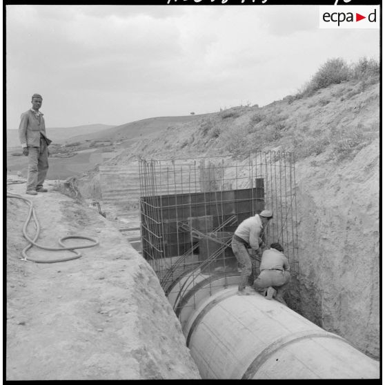 Les importants travaux d'irrigation pour développer l'agriculture dans la vallée du Chelif (région de Warnier).