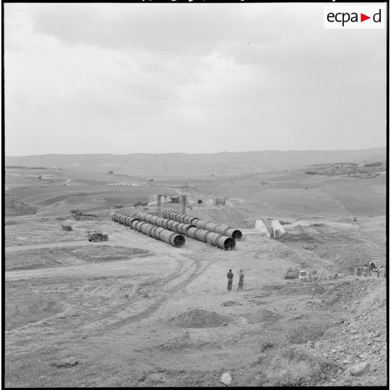 Les importants travaux d'irrigation pour développer l'agriculture dans la vallée du Chelif (région de Warnier).