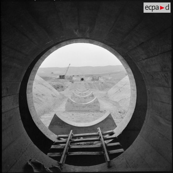 Les importants travaux d'irrigation pour développer l'agriculture dans la vallée du Chelif (région de Warnier).