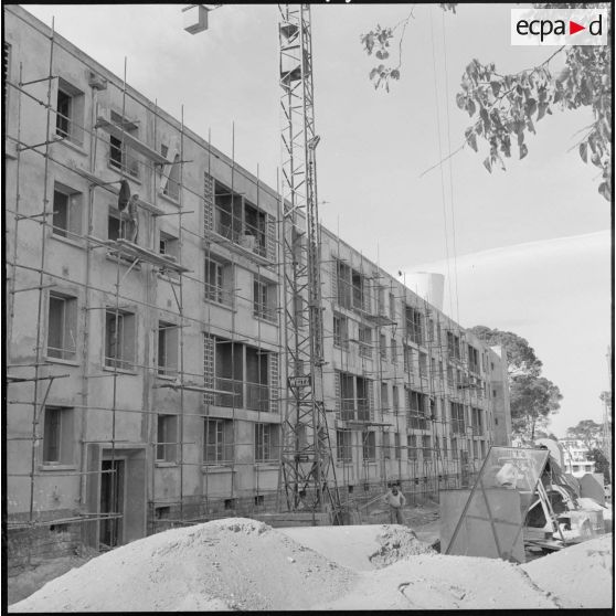 Orléansville. Dans la périphérie des immeubles éclatants de blancheur.