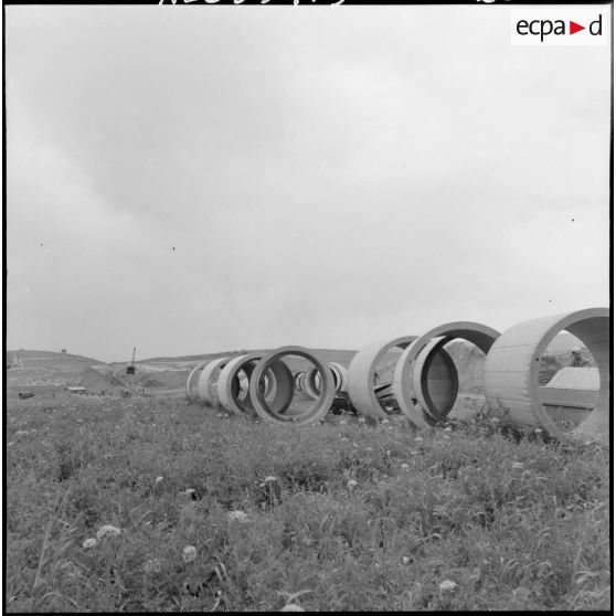 Les importants travaux d'irrigation pour développer l'agriculture dans la vallée du Chelif (région de Warnier).