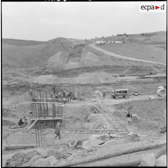 Les importants travaux d'irrigation pour développer l'agriculture dans la vallée du Chelif (région de Warnier).