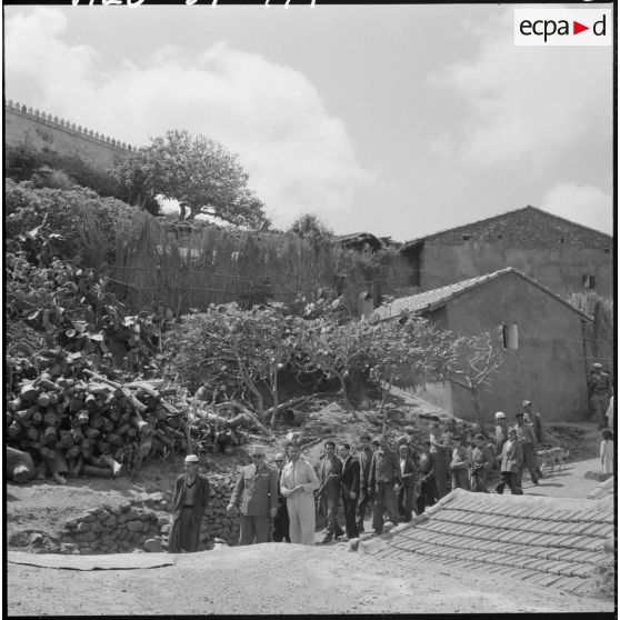 Si Brahim El Krouas. Les adeptes entourent les personnalités venues honorer par leur présence la fête annuelle.