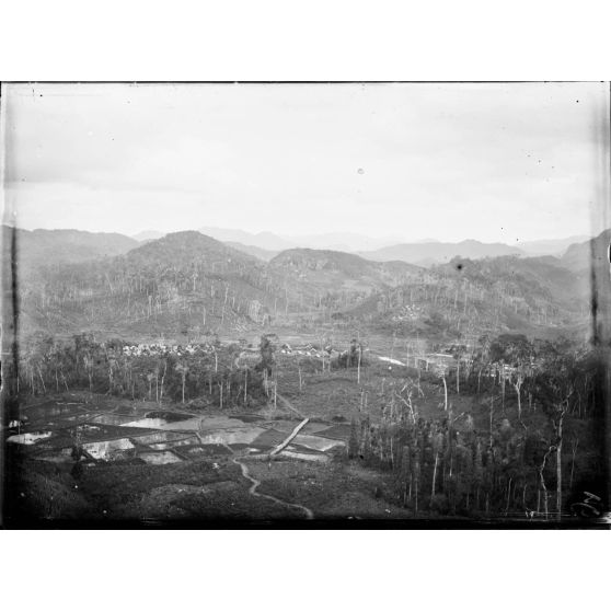 94. Les villages andrabe dans la grande forêt, entre les postes d'Imandabe et de Ranotsara du Sud. Les rizières. [légende d'origine]