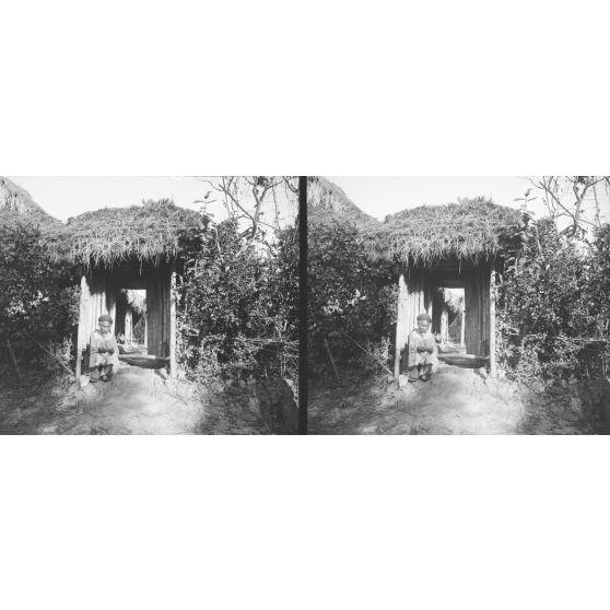 965. Porte d'une habitation. [légende d'origine]