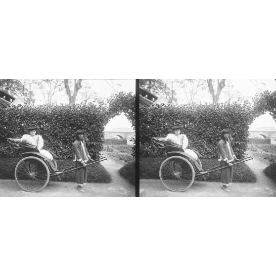 1010. Madame Imbert en pousse-pousse. [légende d'origine]<br>