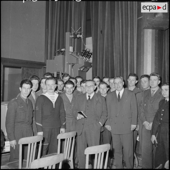 Alger. Maison de l'agriculture. Le personnel avec monsieur Merlin.
