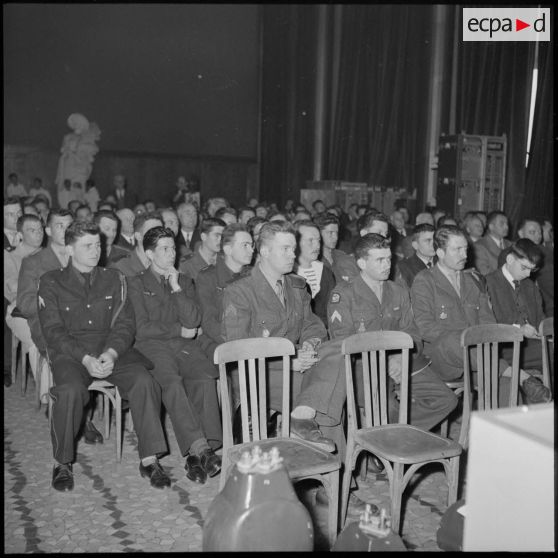 Alger. Maison de l'agriculture. Le personnel militaire de l'entreprise actuellement sous les drapeaux, pendant l'allocution de monsieur Merlin.
