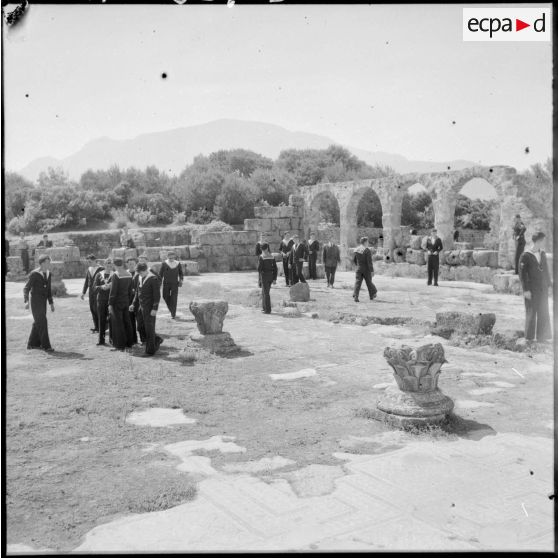 Tipasa. Promenade en regardant les mosaïques à terre.