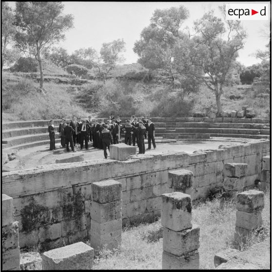 Tipasa. Les piliers avec la scène et les gradins.