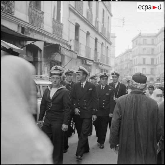 Alger. Les marins britanniques dans une rue de la casbah.