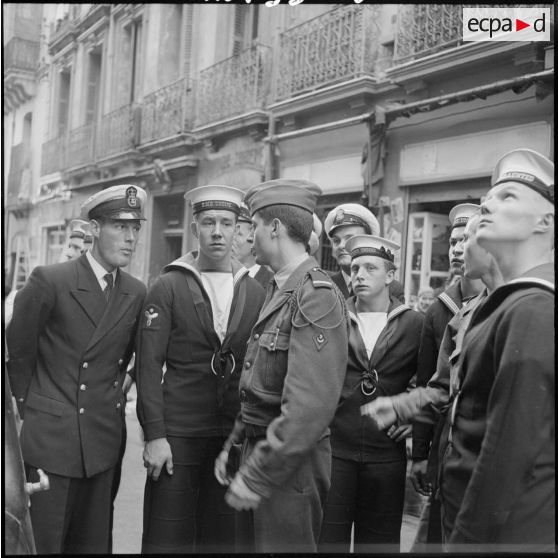 Alger. Les marins britanniques dans une rue de la casbah, accompagnés des militaires français du 9e régiment de zouaves (RZ).