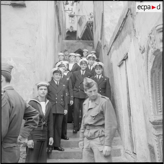 Alger. Les marins britanniques dans une rue de la casbah, accompagnés des militaires français du 9e régiment de zouaves (RZ).