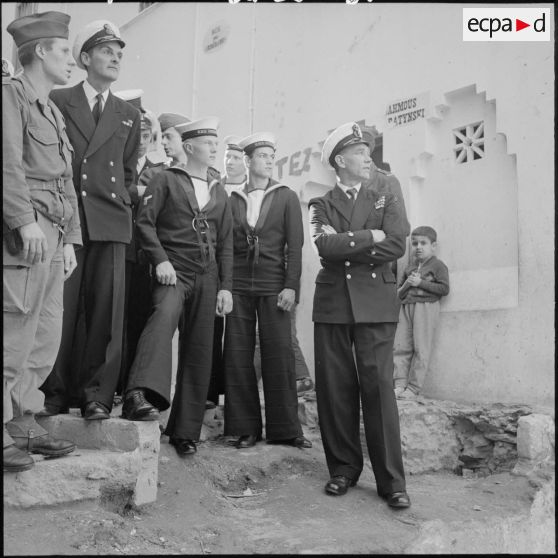 Alger. Les marins britanniques dans une rue de la casbah, accompagnés des militaires français du 9e régiment de zouaves (RZ).