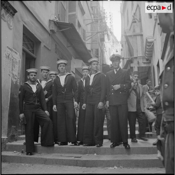 Alger. Les marins britanniques dans une rue de la casbah.