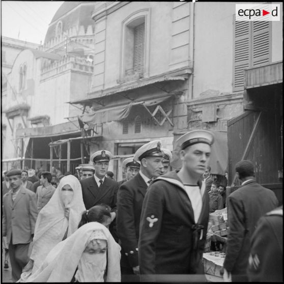 Alger. Les marins britanniques dans une rue de la casbah.