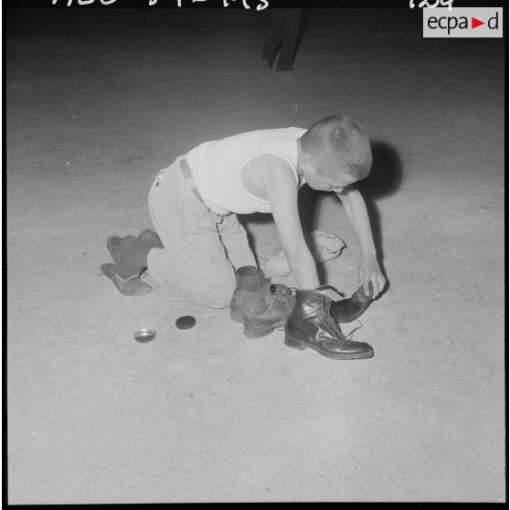 Koléa. EMPNA. Un élève nettoie ses chaussures.