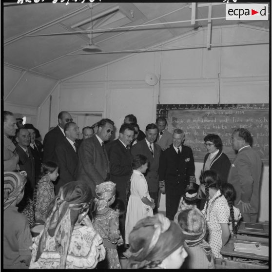 Ouadhia. Raymond Triboulet visite l'école des Ouadhias.