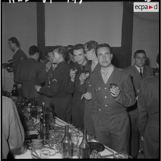 Alger. Service cinématographique des armées (SCA). Cocktail.