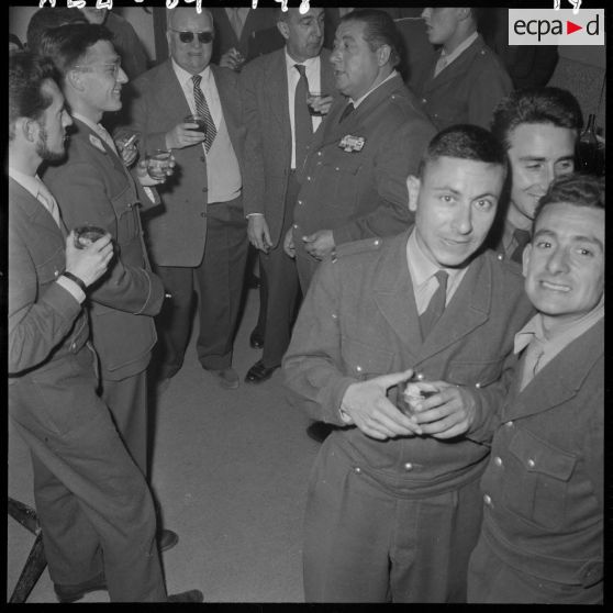 Alger. Service cinématographique des armées (SCA). Cocktail.