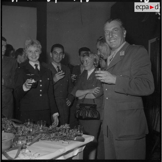 Alger. Service cinématographique des armées (SCA). Cocktail.