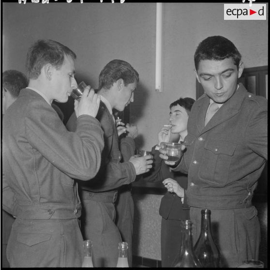 Alger. Service cinématographique des armées (SCA). Cocktail.