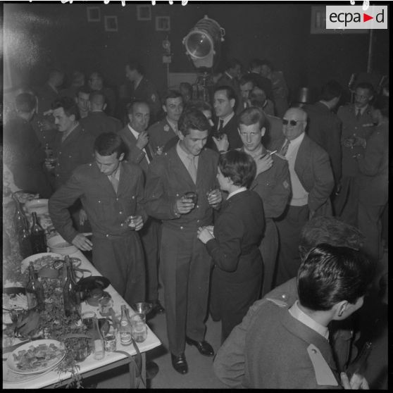 Alger. Service cinématographique des armées (SCA). Cocktail.