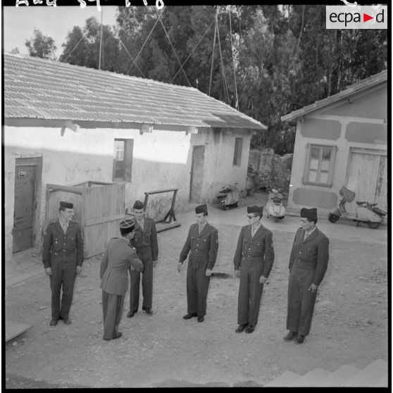 Le capitaine Rouy, chef du service cinématographique des armées (SCA) d'Alger, salue des soldats.