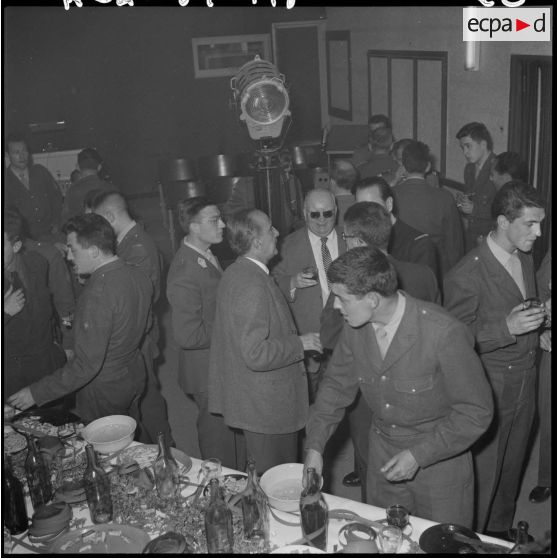 Alger. Service cinématographique des armées (SCA). Cocktail.