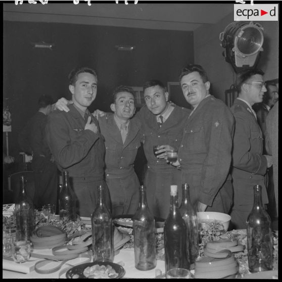 Alger. Service cinématographique des armées (SCA). Cocktail.