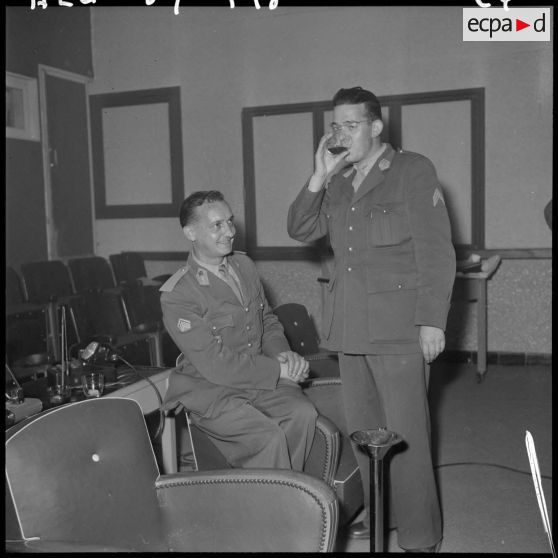 Alger. Service cinématographique des armées (SCA). Cocktail.