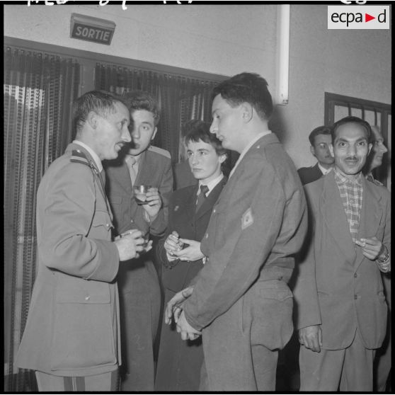 Alger. Service cinématographique des armées (SCA). Cocktail. Le capitaine Rouy s'entretient avec des soldats.