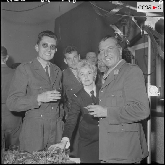 Alger. Service cinématographique des armées (SCA). Cocktail.