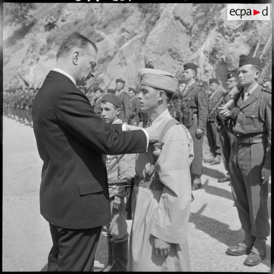 Taourirt Mimoun. Paul Delouvrier décore de la croix de la valeur militaire un harki.