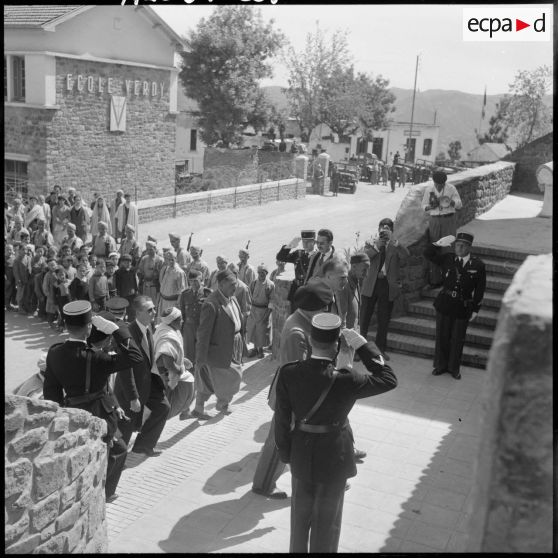Taourirt Mimoun. Arrivée de Paul Delouvrier et du général Faure à la mairie.