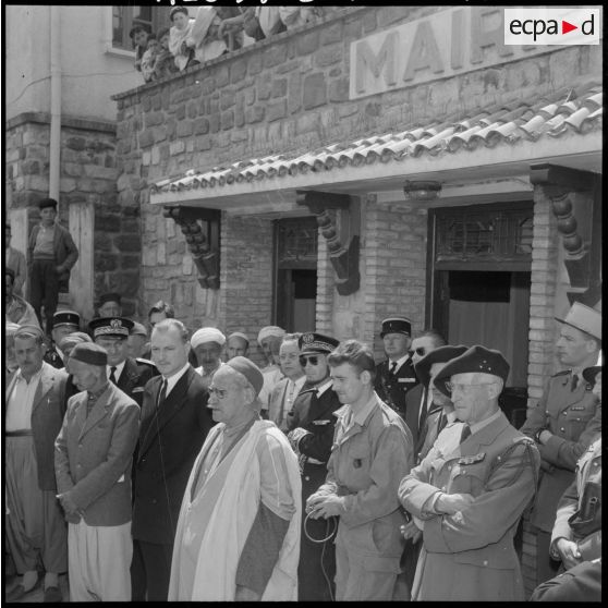 Taourirt Mimoun. Paul Delouvrier et le général Faure devant la mairie.