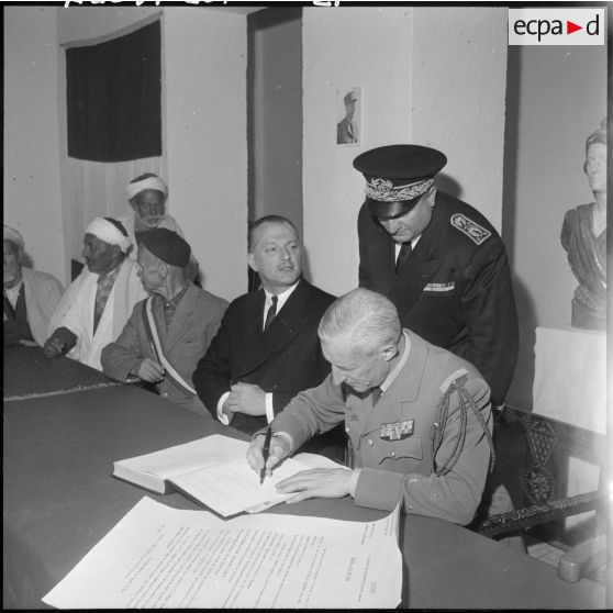 Taourirt Mimoun. Le général Faure signe le registre des notes.