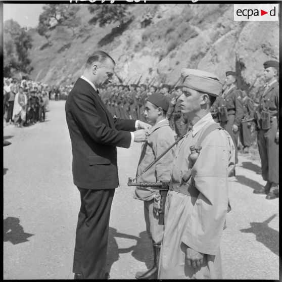 Taourirt Mimoun. Paul Delouvrier remet une décoration.