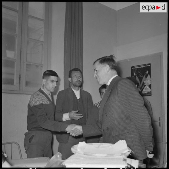 Alger. Sous la conduite de madame la générale Massu Raymond Triboulet visite le centre de la jeunesse.