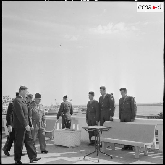 Alger. Raymond Triboulet visite le centre militaire de détente interarmées en compagnie du colonel Daviron.