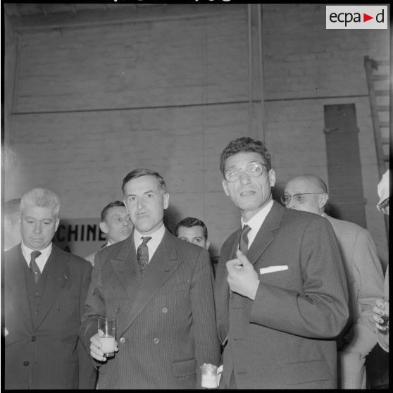 Hussein Dey. Raymond Triboulet inaugure la chaîne des machines à tricoter de la société Columbia et parraine la cession des parts sociales au personnel "franco-musulman" de l'usine Colombier.