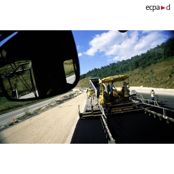 Rouen (76).  A13. Pose d'enrobé sur la rocade.