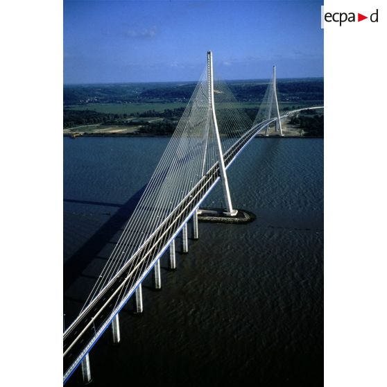 Le Havre (76). Le pont de Normandie. Vue vers la rive Sud.