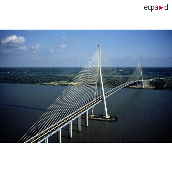 Le Havre (76). Le pont de Normandie. Vue vers la rive Sud.