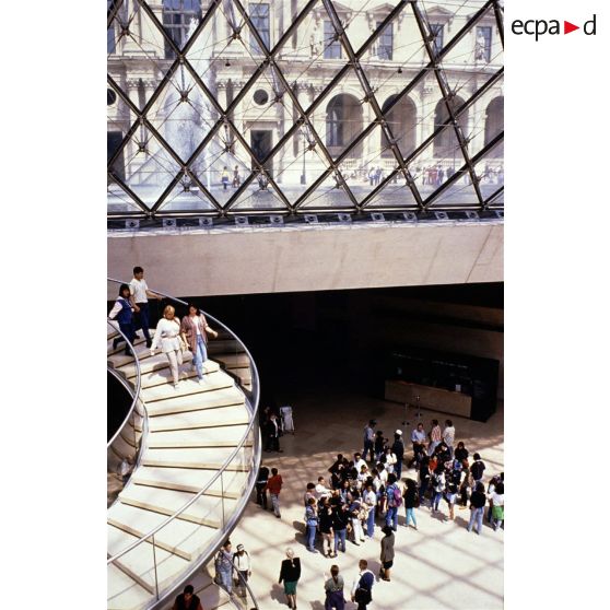Paris 1er. Musée du Louvre. La pyramide. Architecte I.M. Pei.