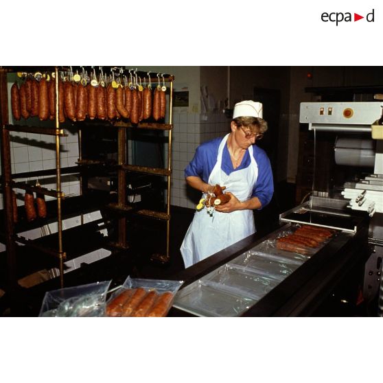 Franche-Comté. Conditionnement des saucisses de Montbéliard.